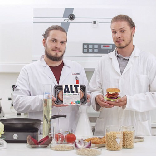 Luka Sinček in Maj Hrovat: Z veganskim Altburgerjem sta v slovenskem prostoru prava pionirja!